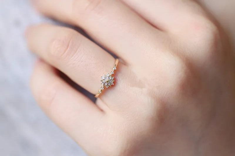 Delicate 925 sterling silver ring with 14k gold plating, featuring a romantic snowflake design and sparkling zircon center.