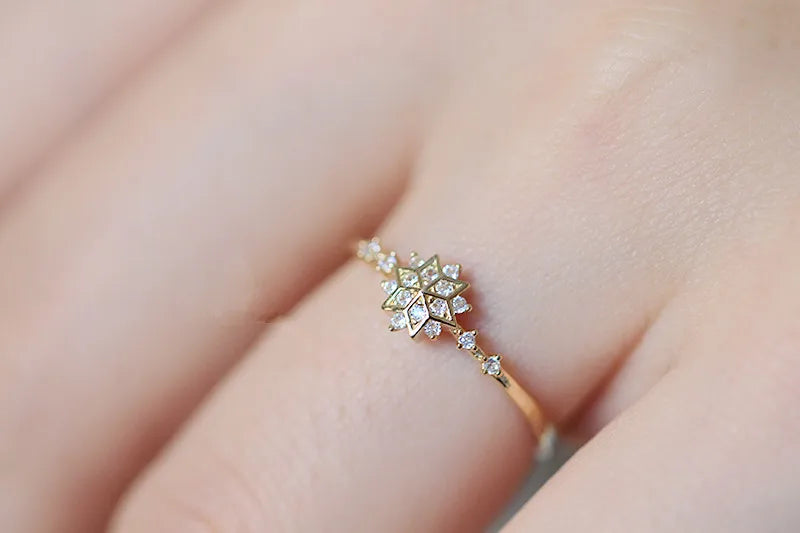 Delicate 925 sterling silver ring with 14k gold plating, featuring a romantic snowflake design and sparkling zircon center.