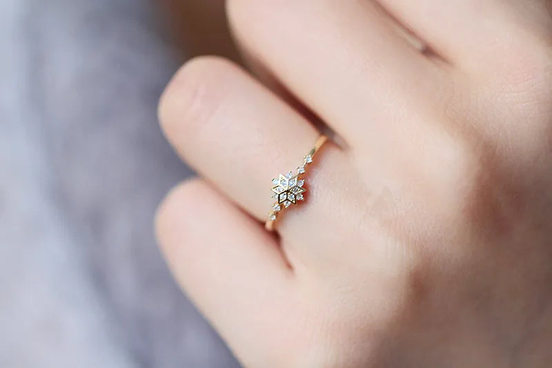 Delicate 925 sterling silver ring with 14k gold plating, featuring a romantic snowflake design and sparkling zircon center.