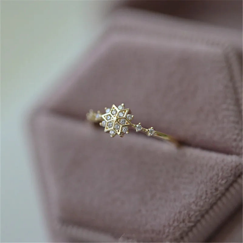 Delicate 925 sterling silver ring with 14k gold plating, featuring a romantic snowflake design and sparkling zircon center.