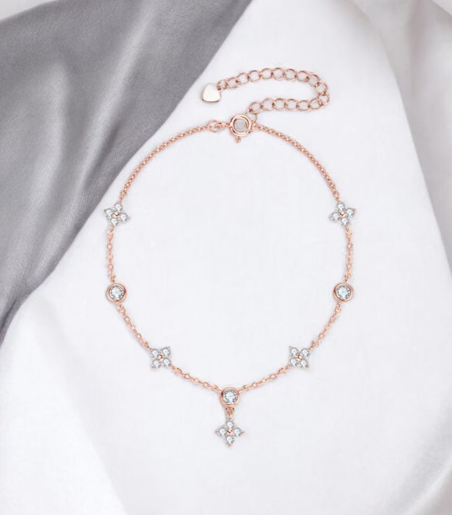 Delicate 925 sterling silver bracelet with sparkling D-colour moissanite stones in a four-leaf flower geometric design.