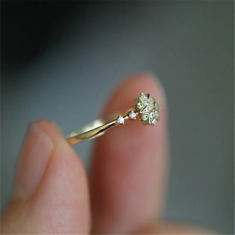 Delicate 925 sterling silver ring with 14k gold plating, featuring a romantic snowflake design and sparkling zircon center.