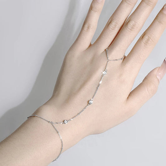 Gleaming 925 sterling silver bracelet with dazzling 18K plating and sparkling round-cut Moissanite for a timeless look.