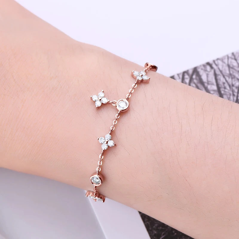 Delicate 925 sterling silver bracelet with sparkling D-colour moissanite stones in a four-leaf flower geometric design.