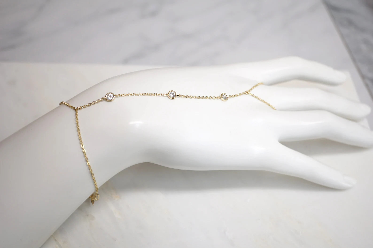 Dazzling 925 sterling silver bracelet plated in 18K, adorned with a sparkling round-cut Moissanite stone for timeless elegance.