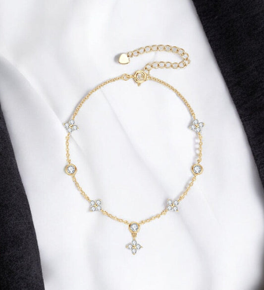 Delicate 925 sterling silver bracelet with sparkling D-colour moissanite stones in a four-leaf flower geometric design.